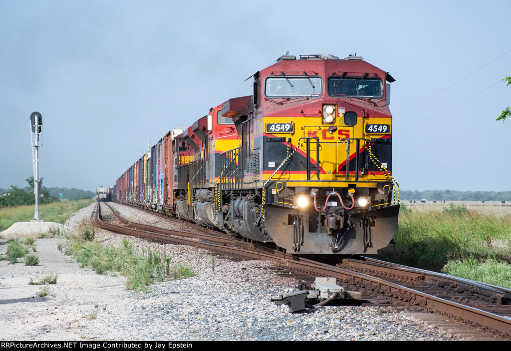 KCSM 4549 approaches the end of the siding at El Toro